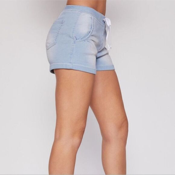 YMI NWT Jeans Kozy Fit Knit Denim Shorts High Rise Light Wash Blue Size Medium - Picture 2 of 11